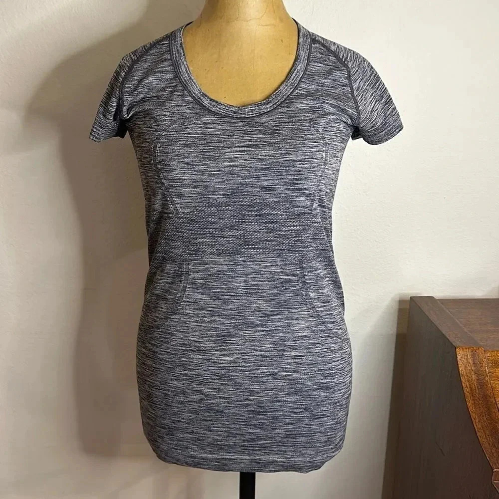 Lululemon 6 swiftly tech blue heathered short sleeve in great pre owned cond
